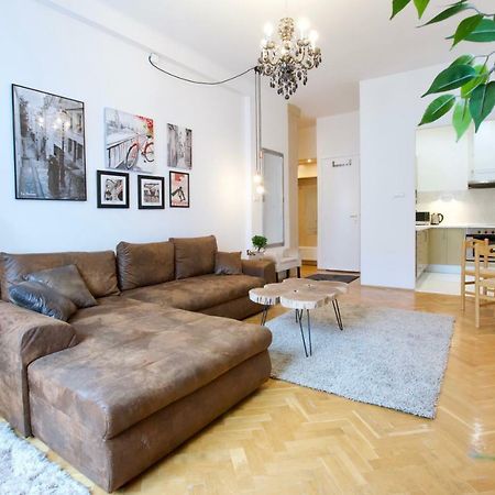 Standard Apartment By Hi5 - Madach Imre 1 Budapest Exteriör bild