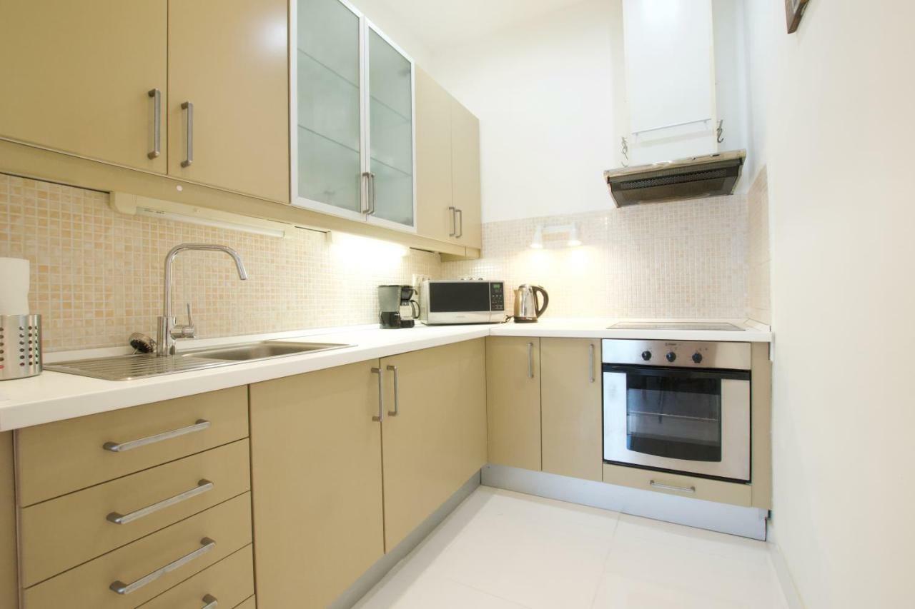 Standard Apartment By Hi5 - Madach Imre 1 Budapest Exteriör bild