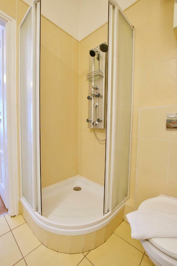 Standard Apartment By Hi5 - Madach Imre 1 Budapest Exteriör bild